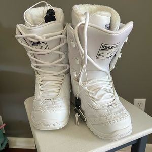 Women’s Snowboard boots. Size 5. New with tags.